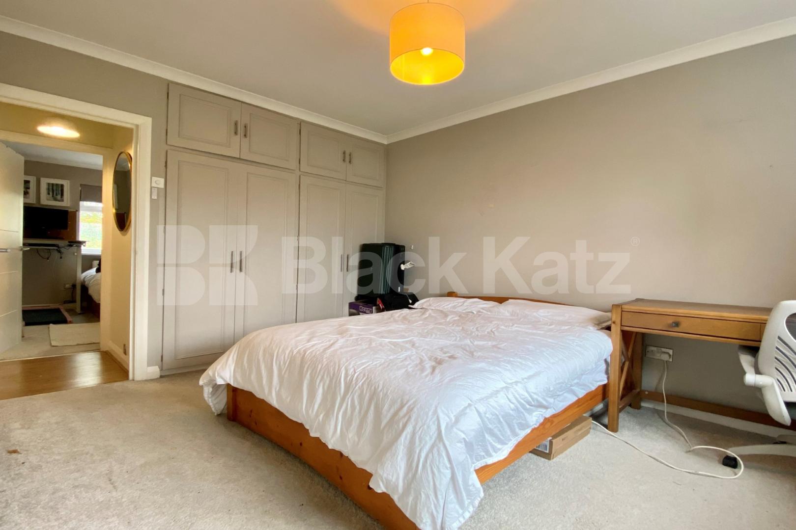 Contemporary and stylish two bedroomed in the heart of Brixton Arlington Lodge Brixton hill, Brixton